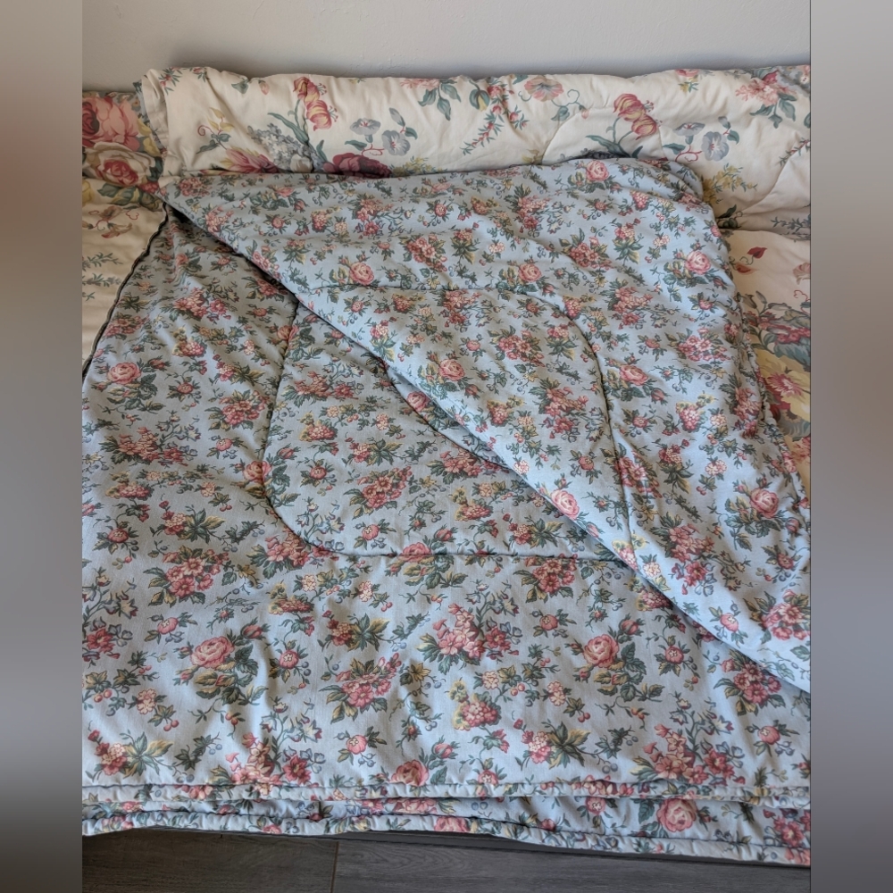 Liz Claiborne Liz at Home Reversible Cream Blue Floral Comforter Vintage 96x84